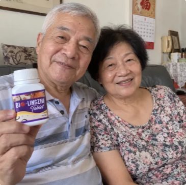 顧客實拍:夫妻一起拿著百優靈芝